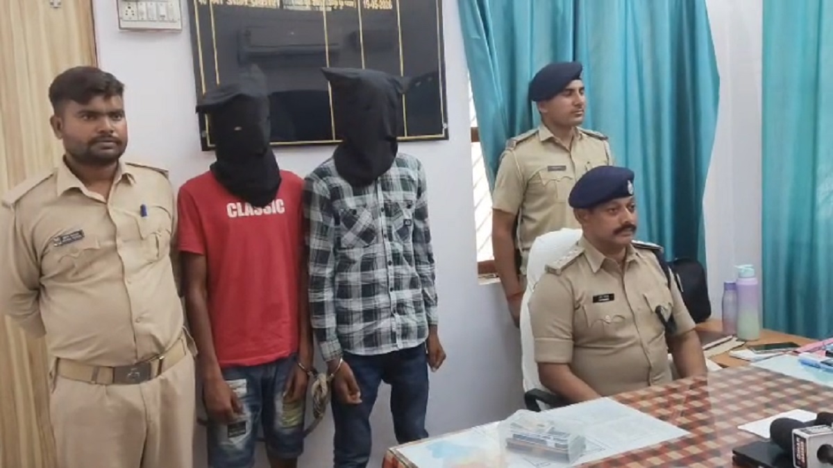 बाइक से 20 KM पीछा कर बुजुर्ग से लूटे थे 49 हजार रुपए, पुलिस ने 36 घंटे के अंदर किया गिरफ्तार
