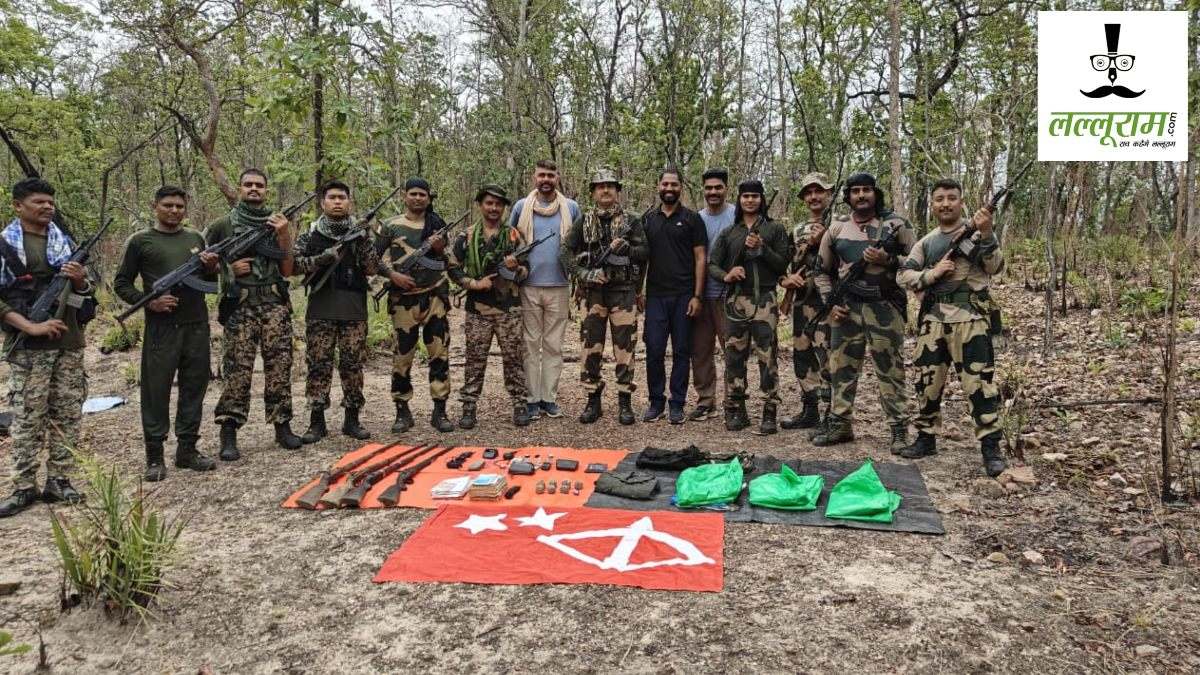 सुरक्षाबलों को बड़ी सफलता : कांकेर के आमाटोला जंगल में मिला नक्सलियों का विस्फोटक डंप, 4 बंदूक, 2 वायरलेस सेट समेत कई सामान बरामद 