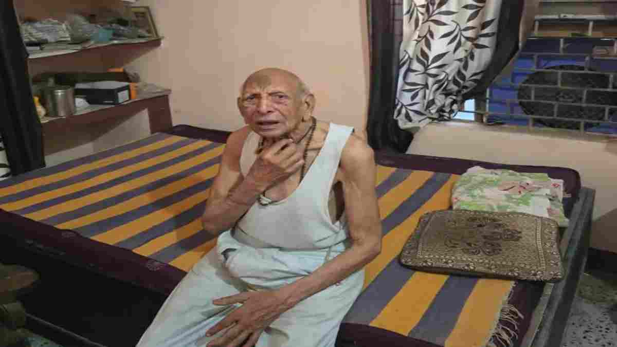 किराएदार बनकर आए बदमाशों ने रिटायर्ड अफसर को बनाया बंधक: दिनदहाड़े लूटे जेवर, वारदात से फैली सनसनी 