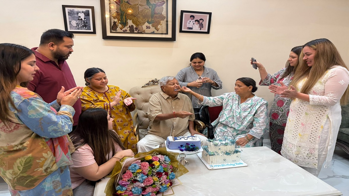Lalu Yadav Birthday: राबड़ी आवास में आधी रात मना जन्मदिन का जश्न, लालू यादव ने परिवार संग काटा केक