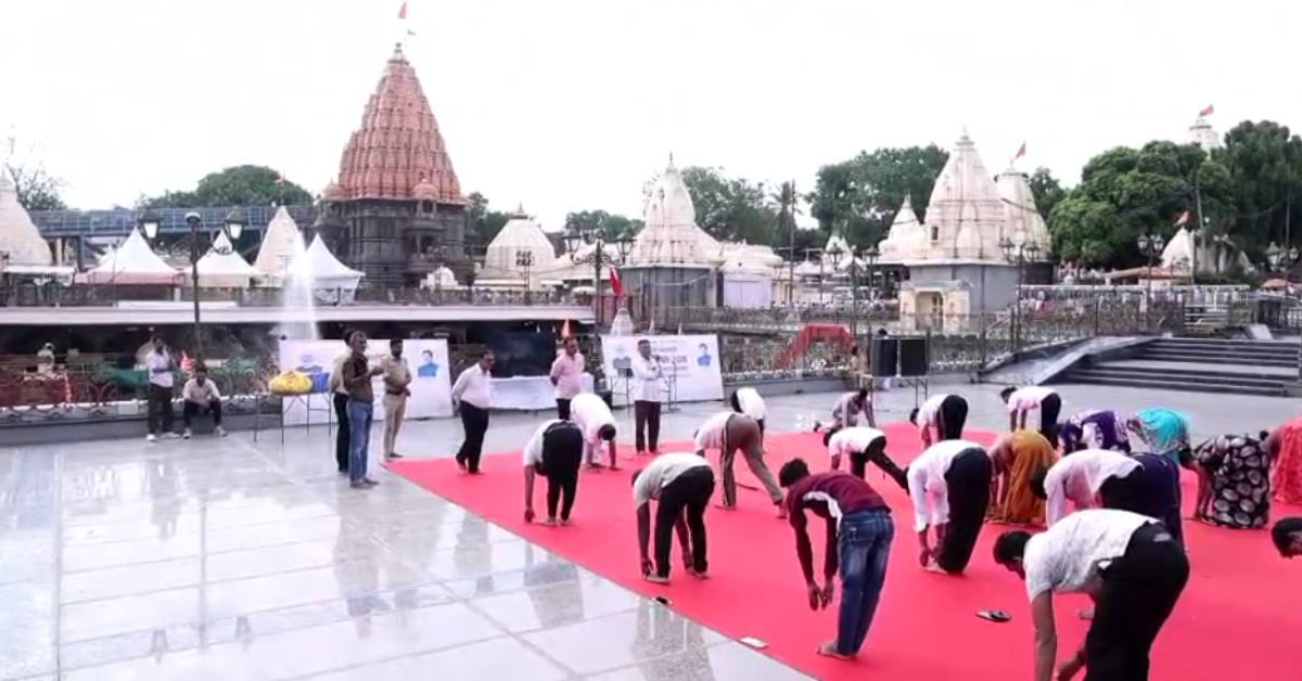 महाकाल मंदिर में सामूहिक योगाभ्यास: अधिकारियों-कर्मचारियों और श्रद्धालुओं ने किया योग, दिया ये संदेश