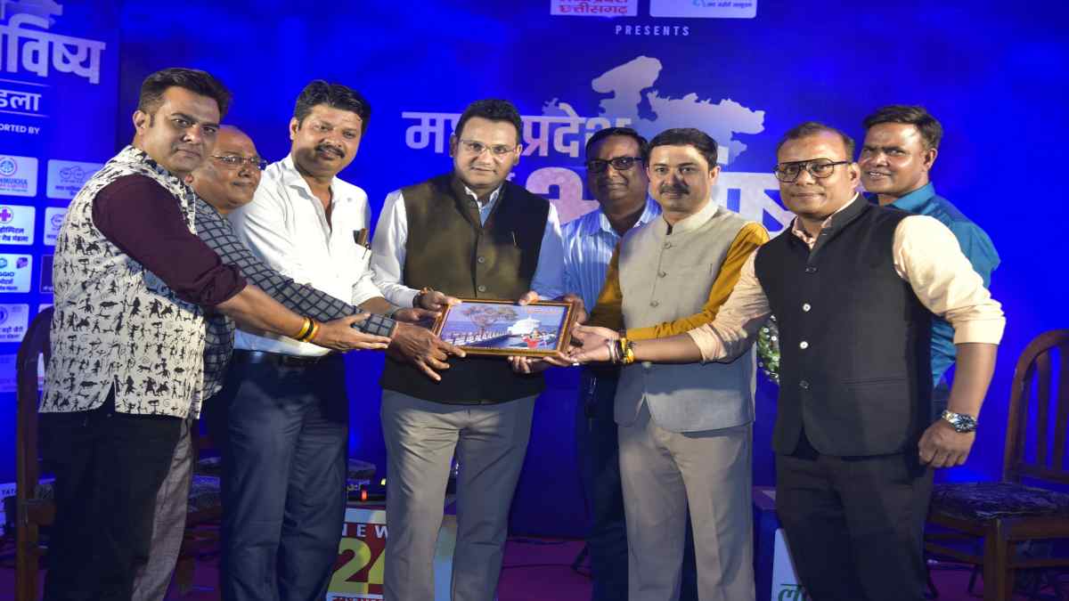 ‘मध्य प्रदेश का भविष्य मंडला’: ‘गाड़ी वाला आया घर से कचरा निकाल’ के सिंगर का सम्मान, लल्लूराम डॉट कॉम और News24 MP-CG के मंच पर हुआ दूसरे गाने का विमोचन