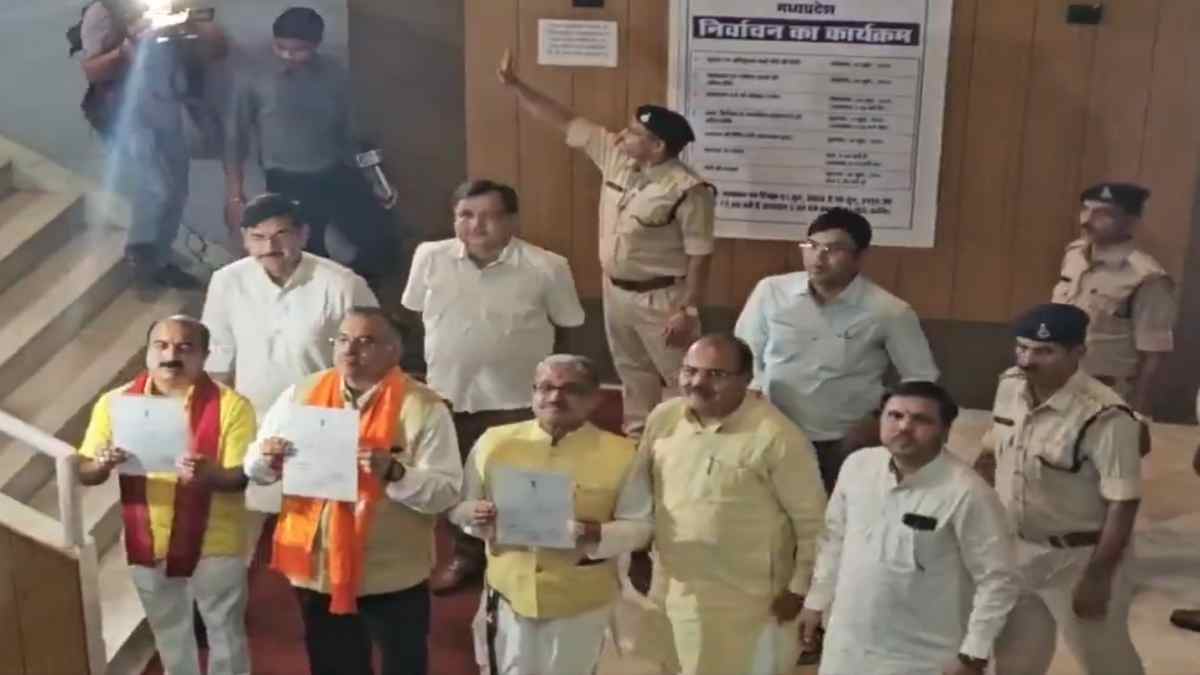 MP कांग्रेस विधायक पहुंचे दिल्ली, इधर बीजेपी के सभी प्रत्याशी को प्रमाण पत्र मिलने पर भड़की कांग्रेस, बताया लोकतंत्र का सार्वजनिक चीरहरण
