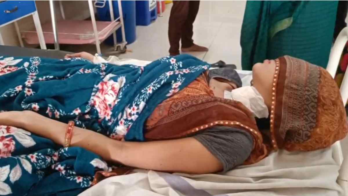 अवैध संबंधों का खौफनाक अंजाम: गर्लफ्रेंड ने थाने के बाहर बॉयफ्रेंड की पत्नी पर ब्लेड से किया हमला, 18 महीने की पोती को भी पटका