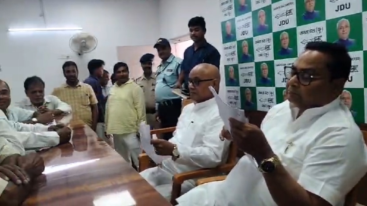 जदयू कार्यालय में जनसुनवाई: मंत्री भगवान सिंह कुशवाहा ने सुनी लोगों की समस्याएं
