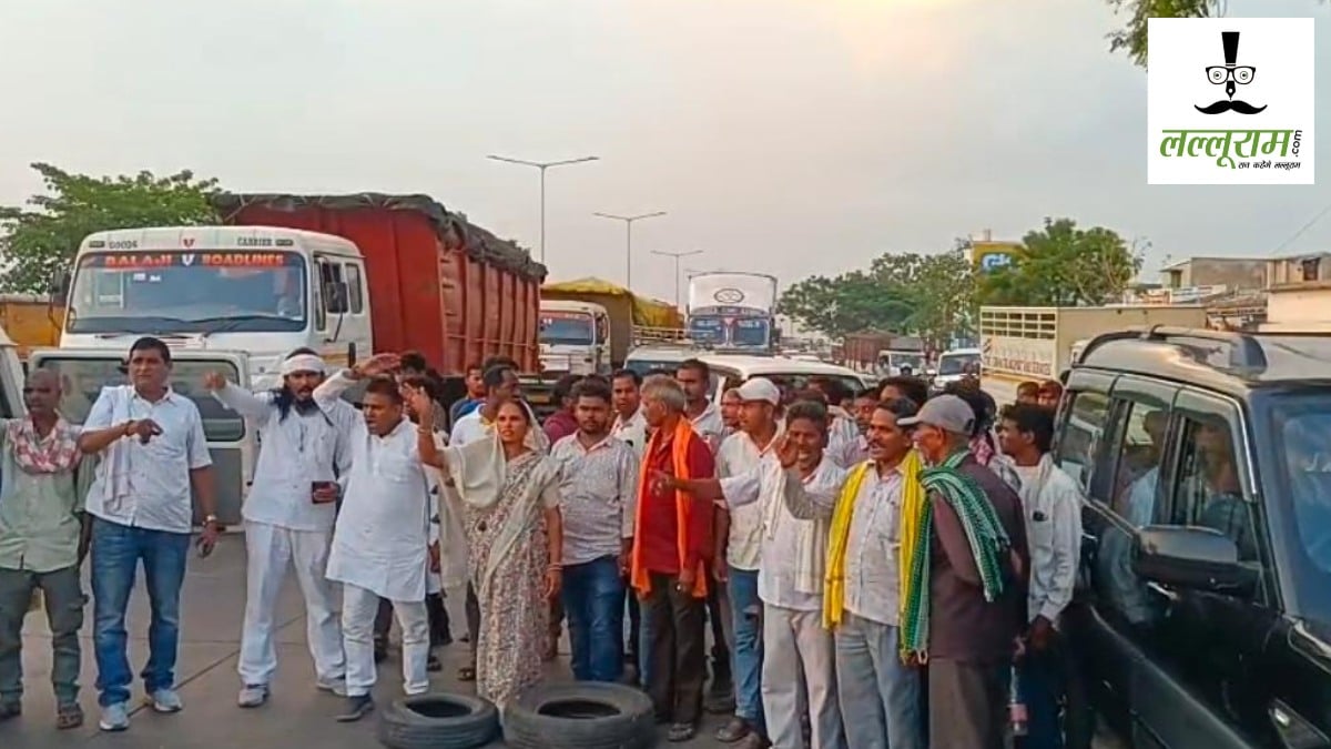 वासुदेव ट्रेड प्लांट में युवक की मौत के बाद बवाल : मुआवजे को लेकर रायपुर-बिलासपुर NH पर परिजनों ने किया चक्काजाम, 10 लाख पर बनी सहमति