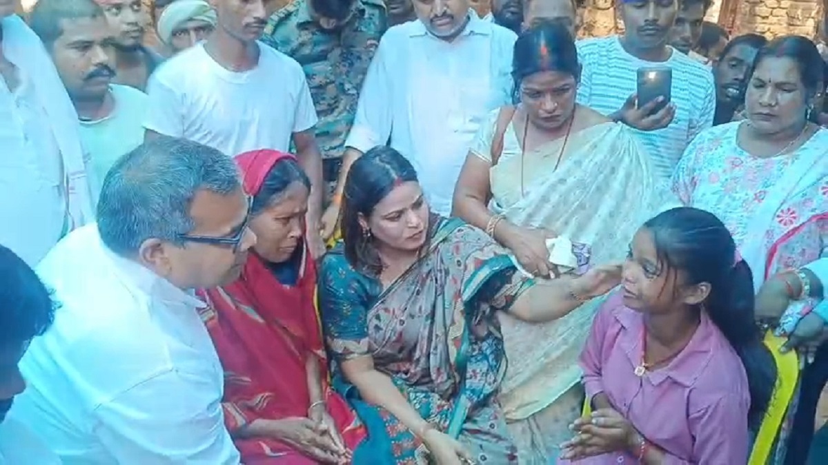 राजगीर कांड के पीड़ित परिवार से मिले जमुई सांसद अरुण भारती, बोले- जल्द गंजपर आएंगे चिराग पासवान