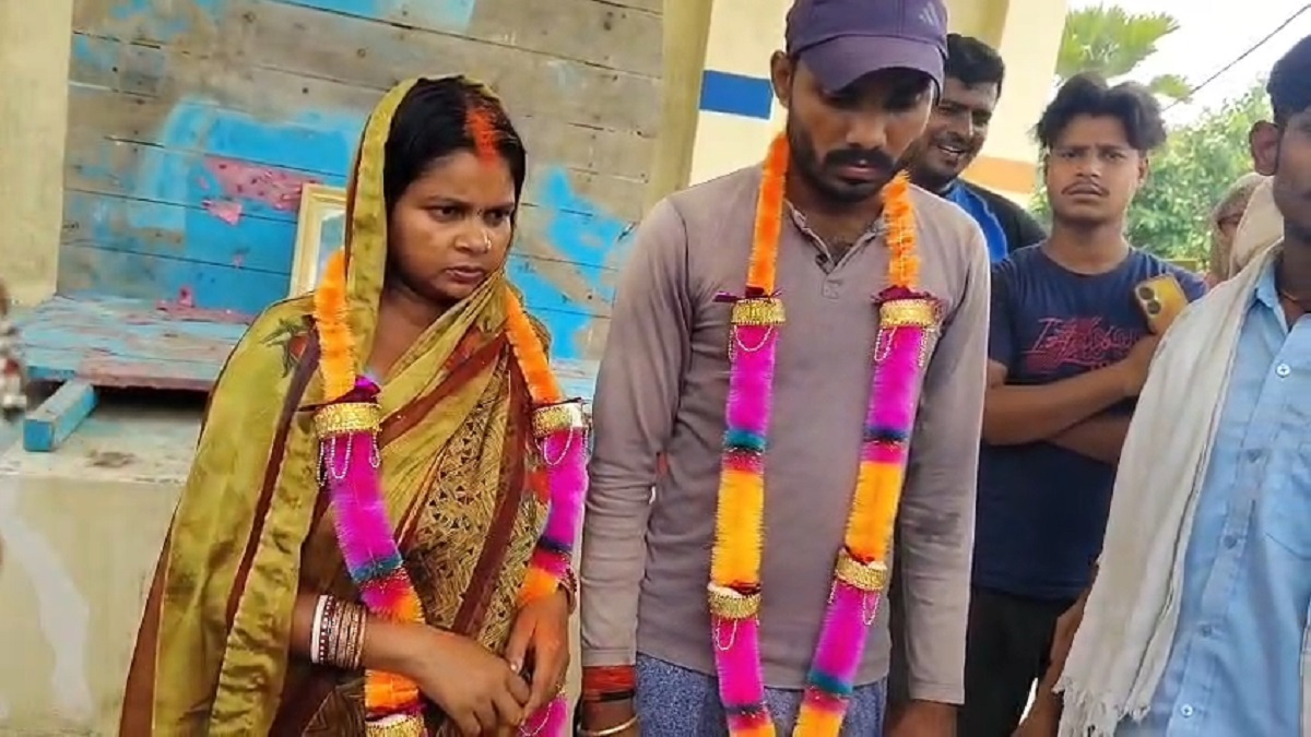तीन बच्चों की मां ने प्रेमी के साथ रचाई शादी, आपत्तिजनक हालत में पकड़े जाने के बाद पति ने दी मंजूरी