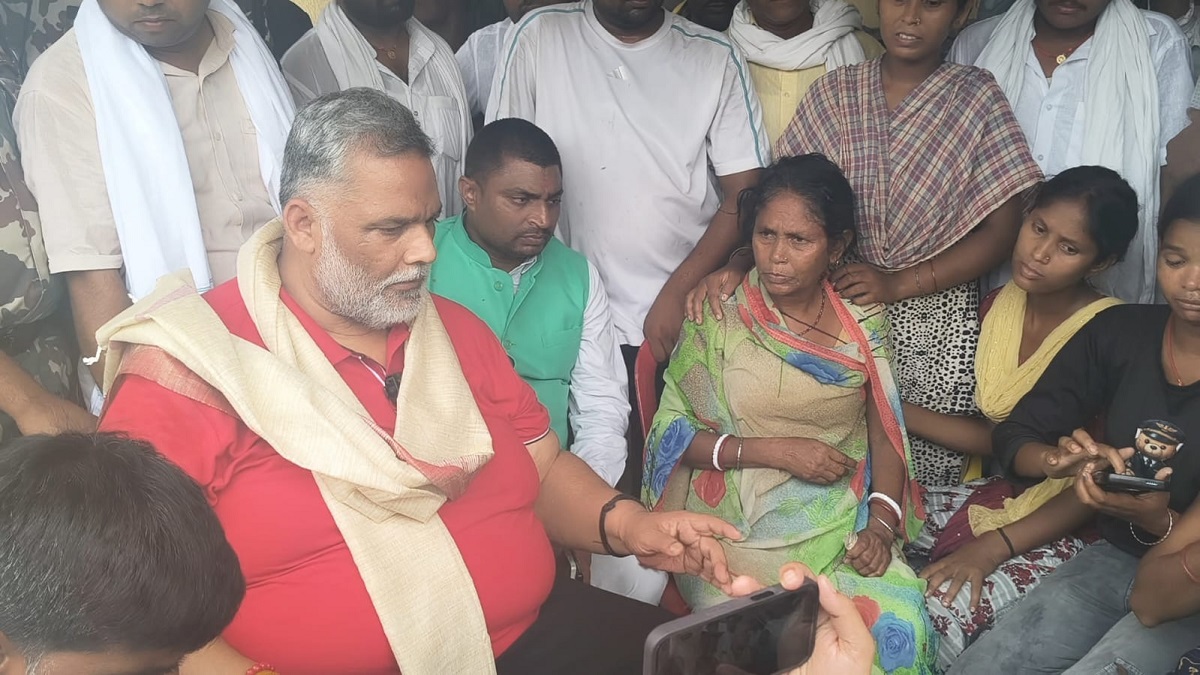 राजगीर कांड के पीड़ित परिजनों से मिले पप्पू यादव, आर्थिक मदद कर बेटी की पढ़ाई-शादी का उठाया जिम्मा
