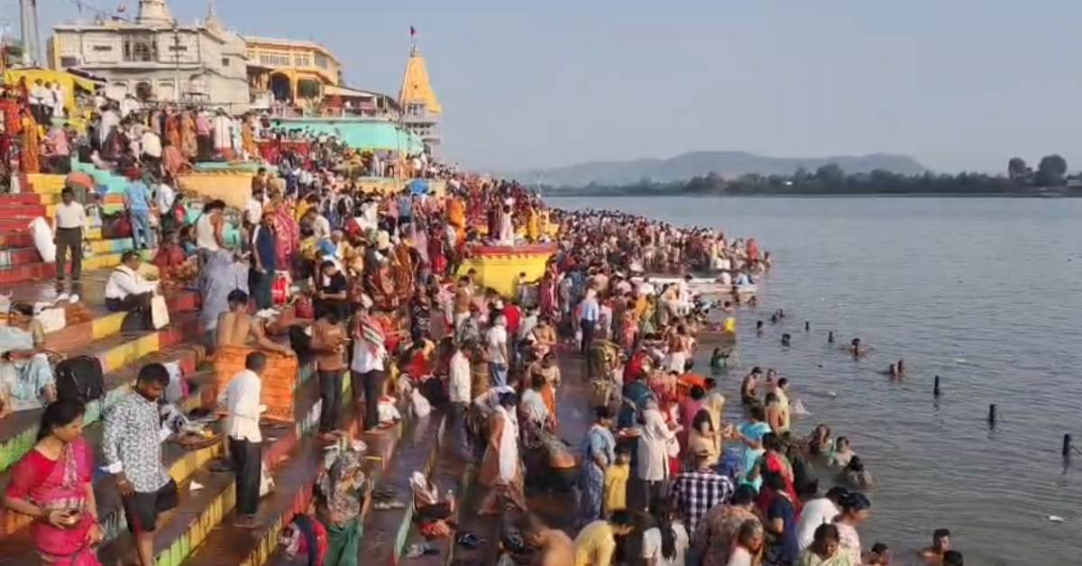सोमवती अमावस्या पर महासंयोग: नर्मदापुरम में घाटों पर उमड़ा आस्था का सैलाब, कई शहरों से पहुंचे लाखों श्रद्धालु