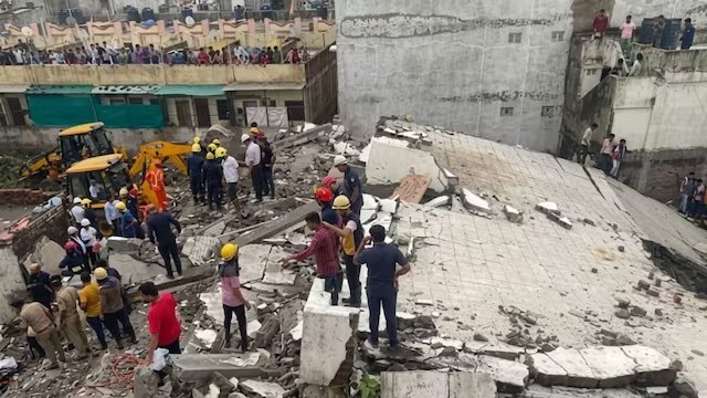 सूरत में ‘भूत’ के आदेश पर उजाड़ा गया गरीबों का आशियाना, ध्वस्त हुईं 100 से ज्यादा झुग्गियां ! जानें पूरा मामला