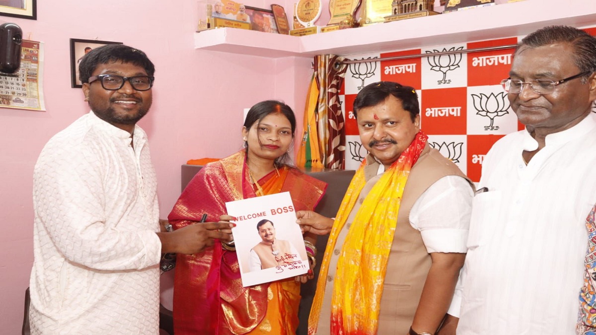 भाजपा आईटी सेल संयोजक विकास मेहता के आवास पहुंचे नितिन नबीन, नवदंपति को दिया आशीर्वाद