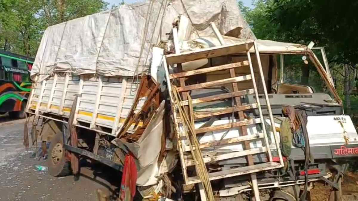 यात्री बस की ट्रक से भिड़ंत, 6 लोग घायल, मची चीख-पुकार