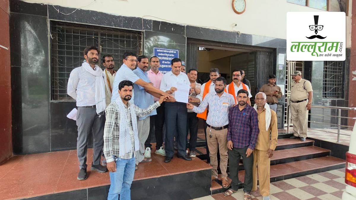 CMO की कार्यप्रणाली पर बवाल: व्यापारियों के बाद जनप्रतिनिधियों ने खोला मोर्चा, कलेक्टर को ज्ञापन सौंपकर की पद से हटाने और निलंबन की मांग