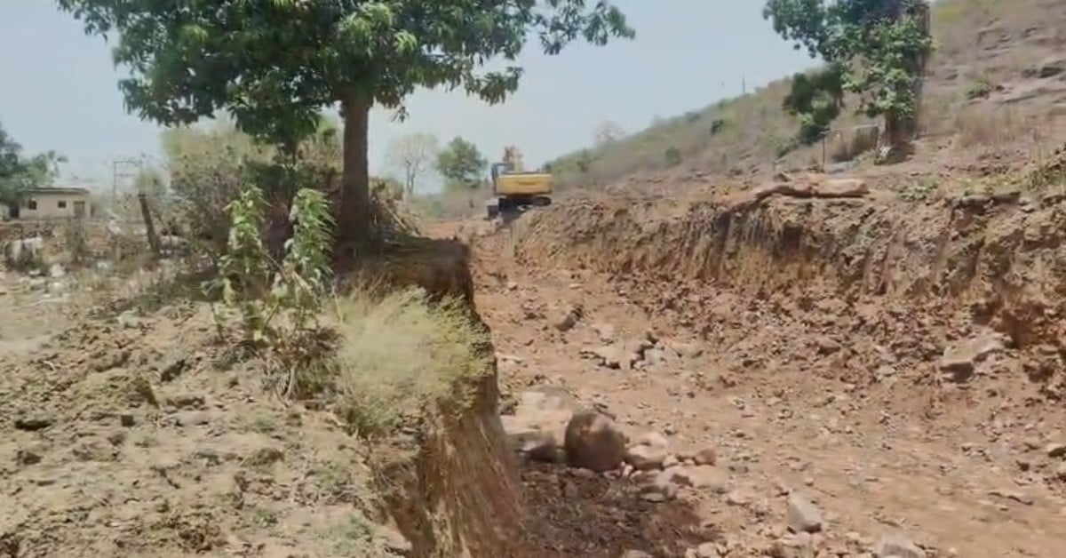 रसूखदार सरपंच की दबंगई: तालाब के नाम पर सड़क किनारे खोद डाले 30 फीट गहरे गड्ढे, प्रशासन मौन?