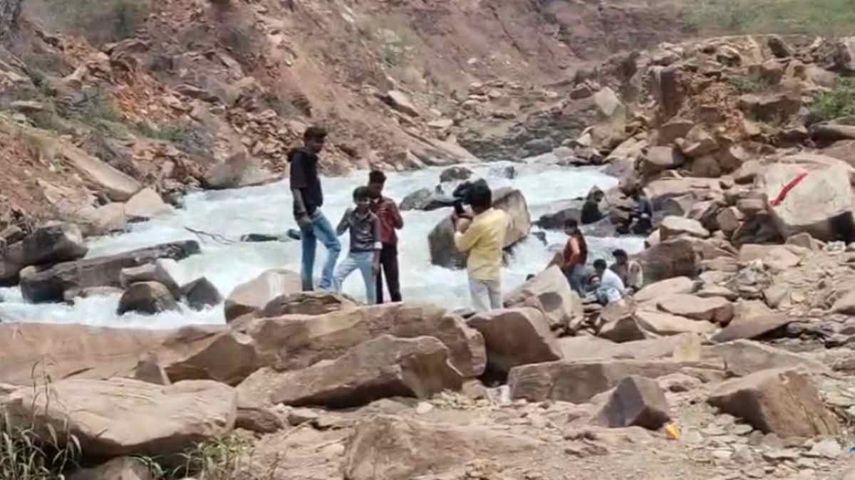 वाटरफॉल पर मंडरा रहा खतरा: जोखिम में सैलानियों की जान, सुरक्षा के नहीं कोई इंतजाम