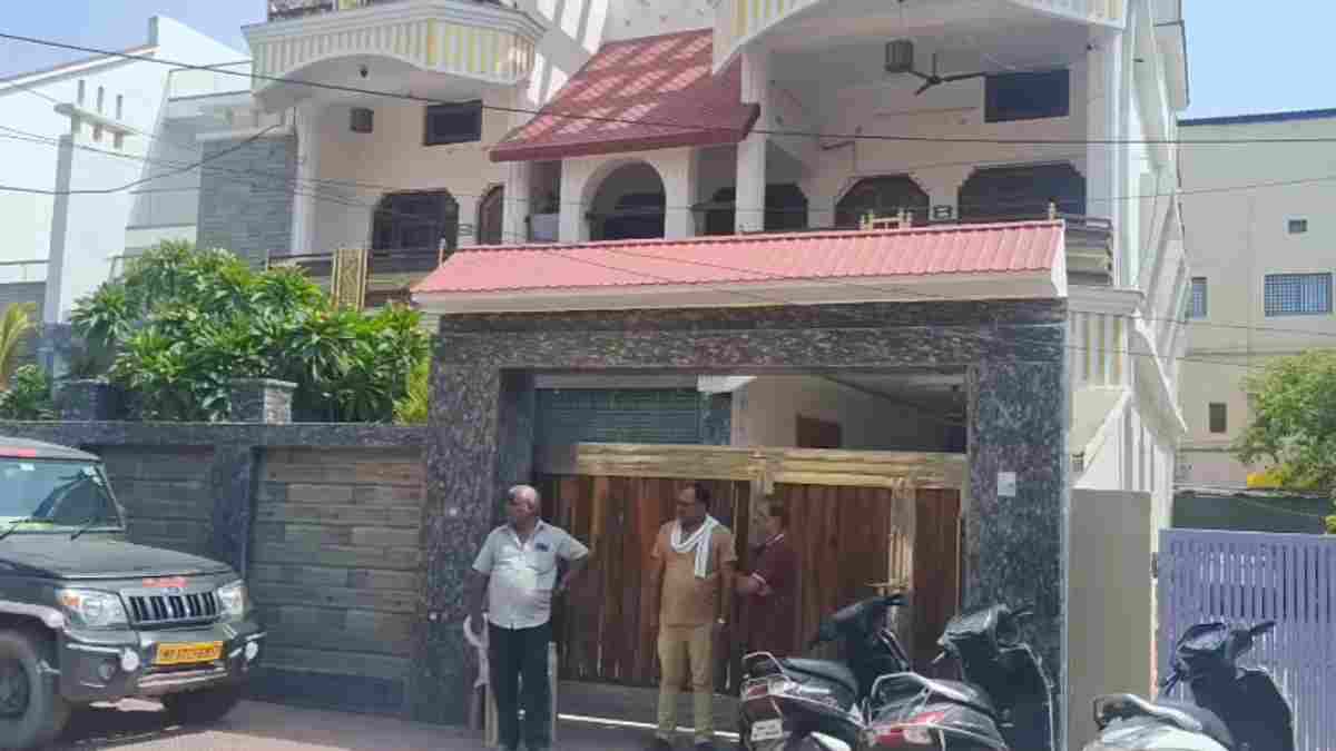 रीवा में ठेकेदार के घर ईडी की दबिश: खंगाले जा रहे दस्तावेज, कार्रवाई से मचा हड़कंप 