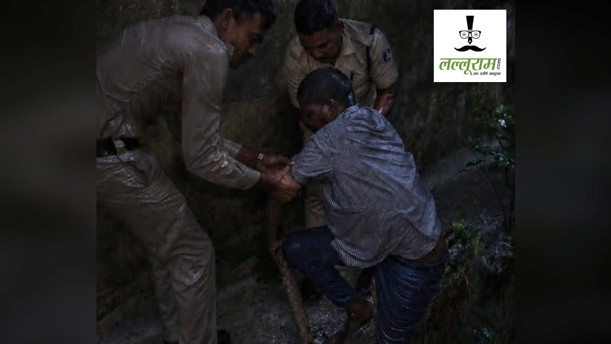 बारिश-तूफान के बीच गहरे नाले में गिरा युवक, पुलिस पेट्रोलिंग टीम ने ऐसे बचाई जान