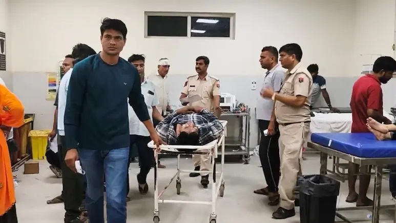 Rajasthan News: दौसा में बड़ा हादसा, यूपी रोडवेज बस ट्रक से टकराई, नींद में सो रहे 22 यात्री हुए घायल