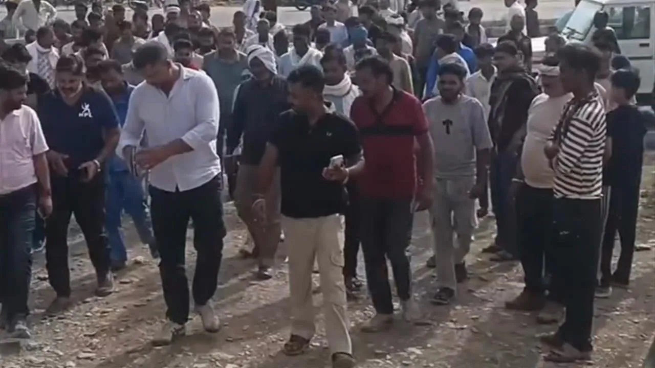 बूंदी में चला बुलडोजर: हिण्डोली विधायक अशोक चांदना ने खुद हाथ में लिया इंच टेप, जानिए क्या है मामला