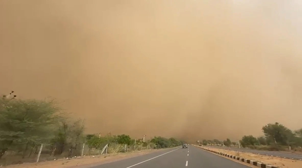 Rajasthan Weather News: चूरू में धूल भरी आंधी, 16 जून को 32 जिलों में भारी बारिश का अलर्ट