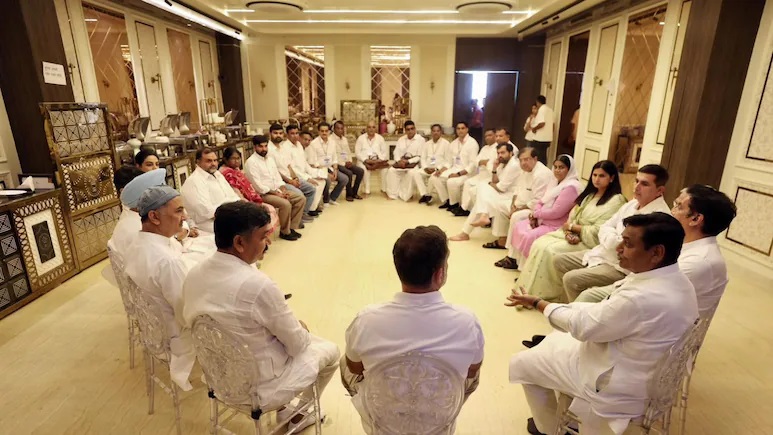 Rajasthan News: पुष्कर में राहुल गांधी ने बंद कमरे में लिया फीडबैक, इन दिग्गजों को दी बड़ी नसीहत