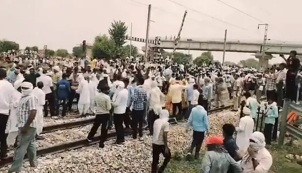 Rajasthan News: करौली-सवाई माधोपुर में पांचना बांध के लिए दिल्ली-मुंबई रेल ट्रैक पर उतरे हजारों किसान