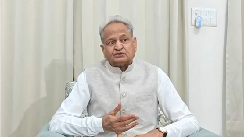 राहुल गांधी के दौरे से पहले अशोक गहलोत का बड़ा दावा- मंत्रियों के फोन नहीं उठा रहे अफसर