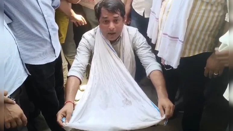 Rajasthan News: एसडीएम ऑफिस के बाहर नरेश मीणा ने झोली फैलाकर मांगी भीख