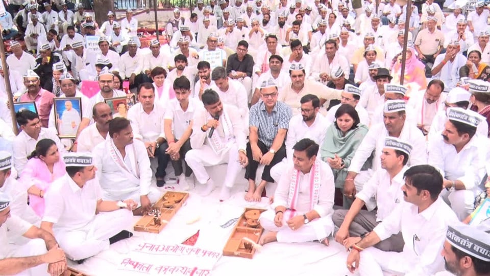 Rajasthan Politics News: जयपुर में सियासी घमासान, डोटासरा बोले- पर्ची से चल रही सरकार, मंत्री ही लिख रहे चिट्ठी