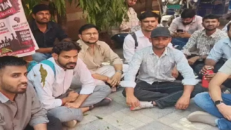 Rajasthan News: RMC के बाहर विदेश से MBBS करने वालों ने किया प्रदर्शन, रसूखदारों को चुपचाप नंबर बांटने का आरोप