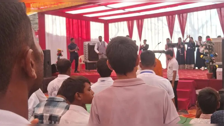 Rajasthan News: खेत में लालच देकर आदिवासियों का करा रहे थे धर्मांतरण, पादरी समेत 11 लोग गिरफ्तार