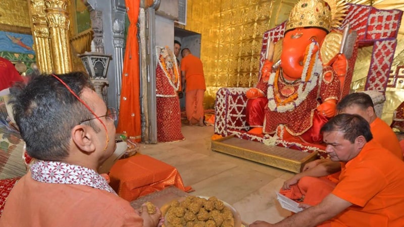 Rajasthan News: मोदी सरकार के 12 साल पूरे होने पर राजस्थान के मंदिरों में विशेष पूजा, मोती डूंगरी पहुंचे सीएम भजनलाल शर्मा