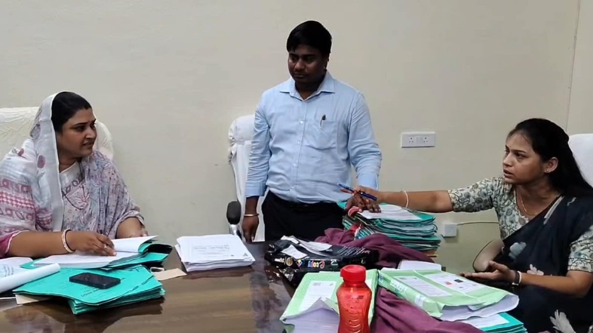 Rajasthan News: भरतपुर के बयाना में भारी बवाल, महिला विधायक से भिड़ने वाली ईओ सस्पेंड, अब सड़क पर उतरा समाज