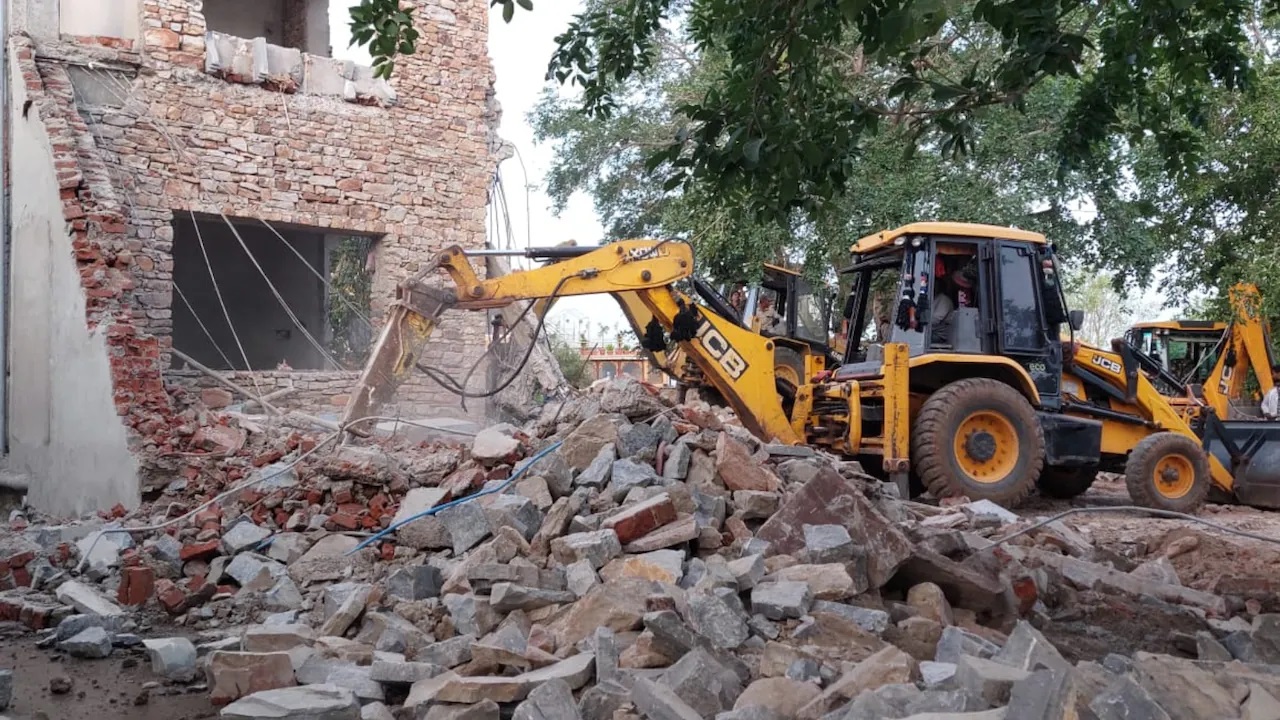Rajasthan News: चित्तौड़गढ़ किले पर चला बुलडोजर: तड़के सुबह-सुबह ही एक्शन, अवैध होटल को किया जमींदोज