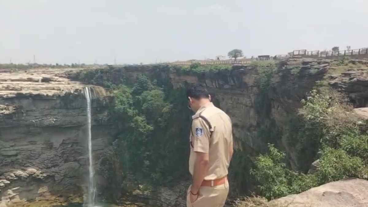 क्योंटी जलप्रपात में बड़ा हादसा, बाइक समेत खाई में गिरे दो युवकों की मौत, मची अफरा-तफरी