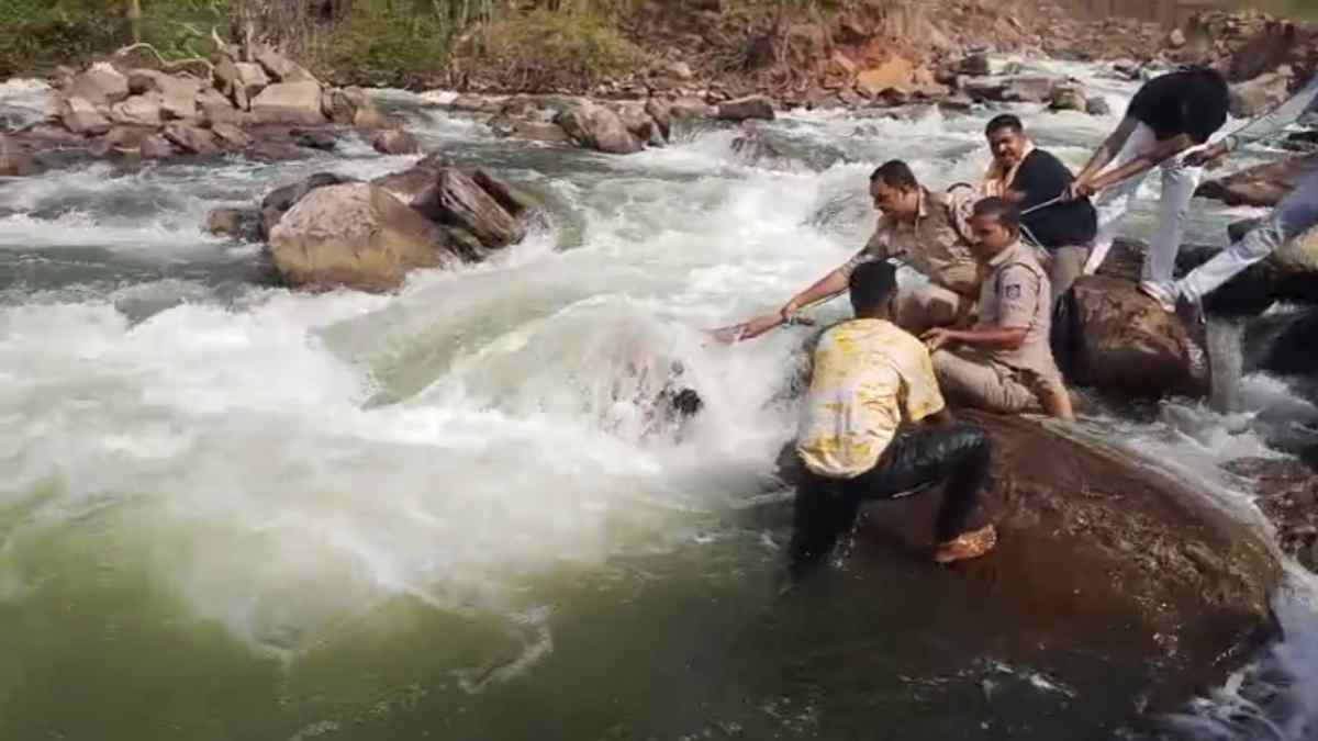 मौत की सेल्फी: पिकनिक के दौरान वॉटरफॉल में बैठकर फोटो लेना पड़ा महंगा, पैर फिसलने से पानी में समाया 