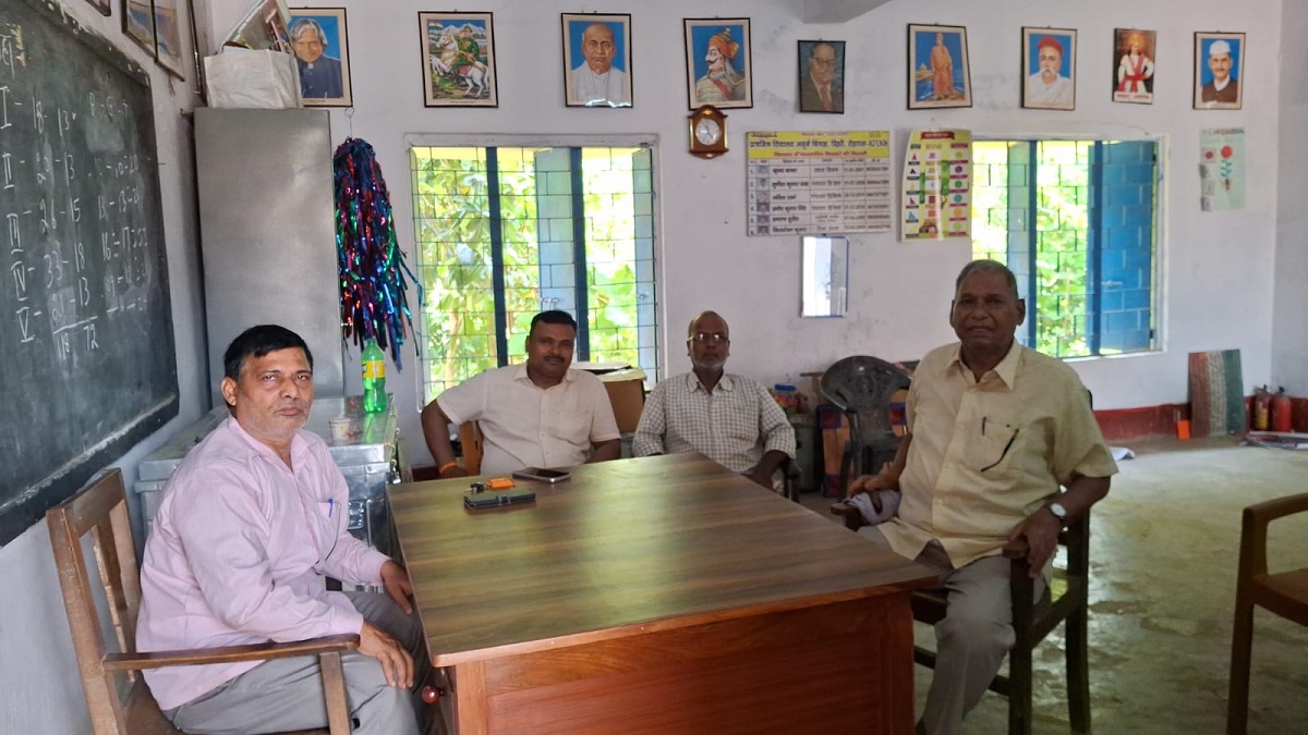 रोहतास के इस स्कूल में 25 साल से तैनात हैं एक ही गांव के सभी शिक्षक, शिक्षा व्यवस्था पर उठ रहे सवाल
