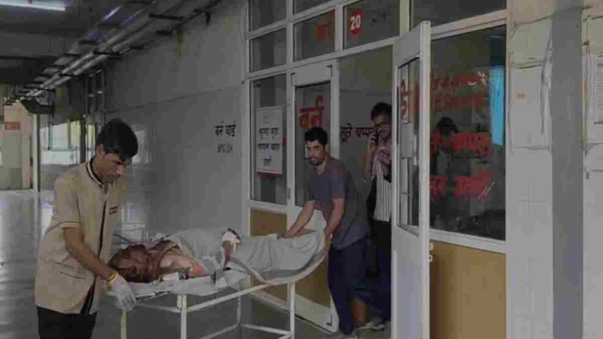फाइनेंस कंपनी से परेशान हुआ युवक, ऑफिस में खुद को लगाई आग, 90 प्रतिशत झुलसा