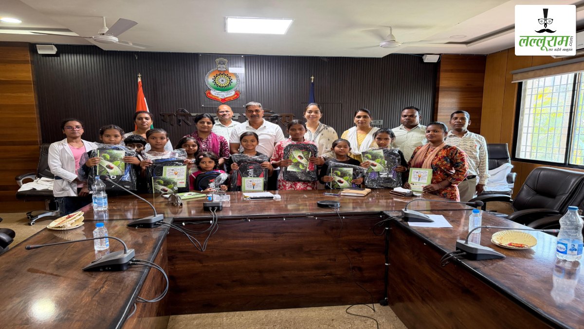 गरियाबंद पुलिस ने बढ़ाया नन्हें कलाकारों का हौसला: नुक्कड़ नाटक से सामाजिक जागरूकता फैला रहे बच्चों को किया पुरस्कृत