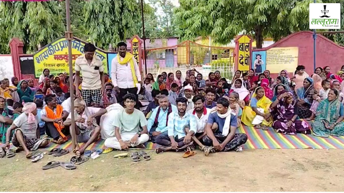शिक्षक की कमी को लेकर पालकों ने स्कूल में जड़ा ताला: मचा हड़कंप, आनन-फानन में की गई टीचर की व्यवस्था