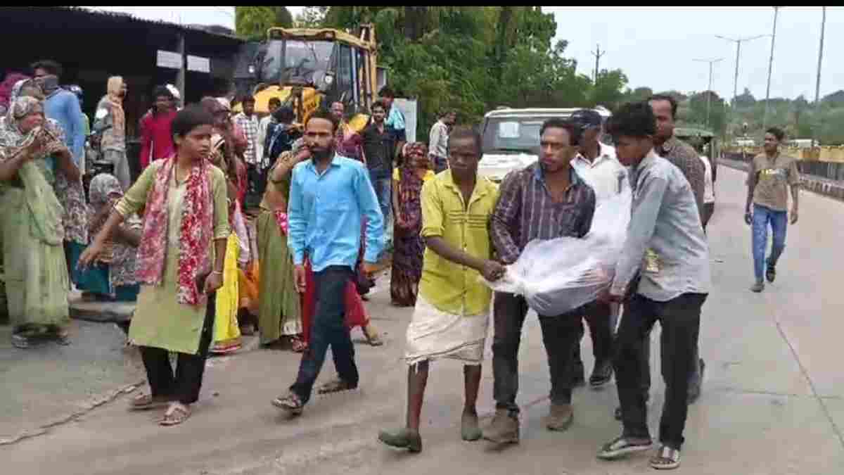 बंद पड़ी कोयला खदान में नहाने गया युवक डूबा: मौत के बाद परिजनों का हंगामा, मुआवजे की मांग को लेकर OCM गेट पर दिया धरना  