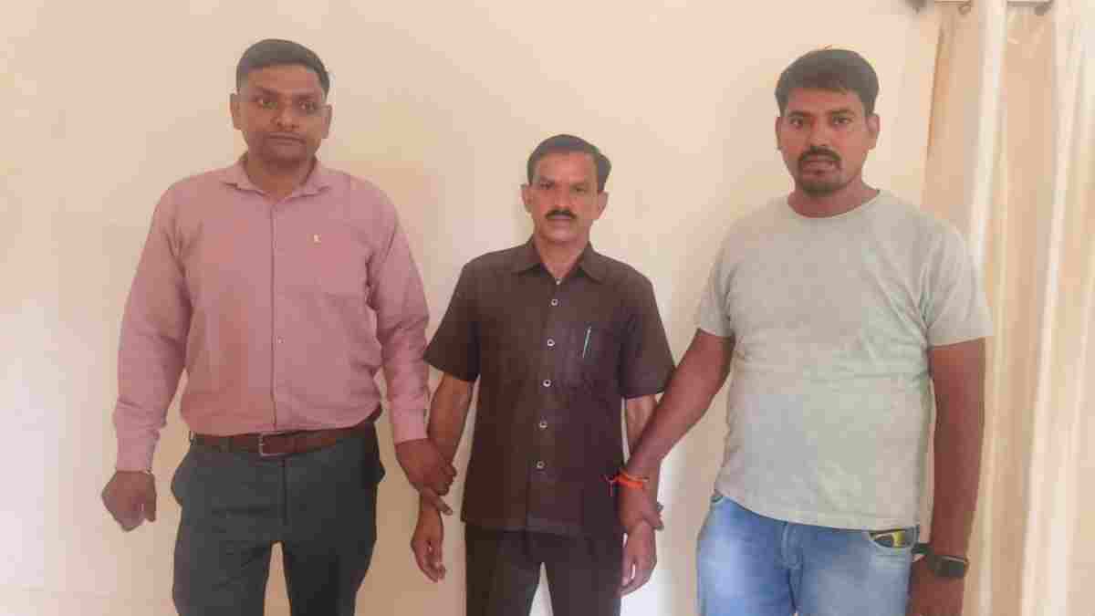 75 हजार की घूस लेते खंड लेखापाल रंगे हाथ ट्रैप, मकान कब्जा दिलाने के नाम पर मांगी थी रिश्वत