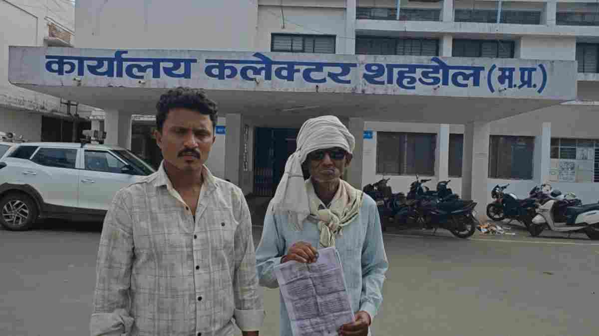 किसान का खेत से दफ्तर तक संघर्ष: धान तोल लिया, भुगतान गायब, 10 लाख की आस में दर-दर की खा रहा ठोकर, बेटे की मौत ने तोड़ा बुजुर्ग का सहारा