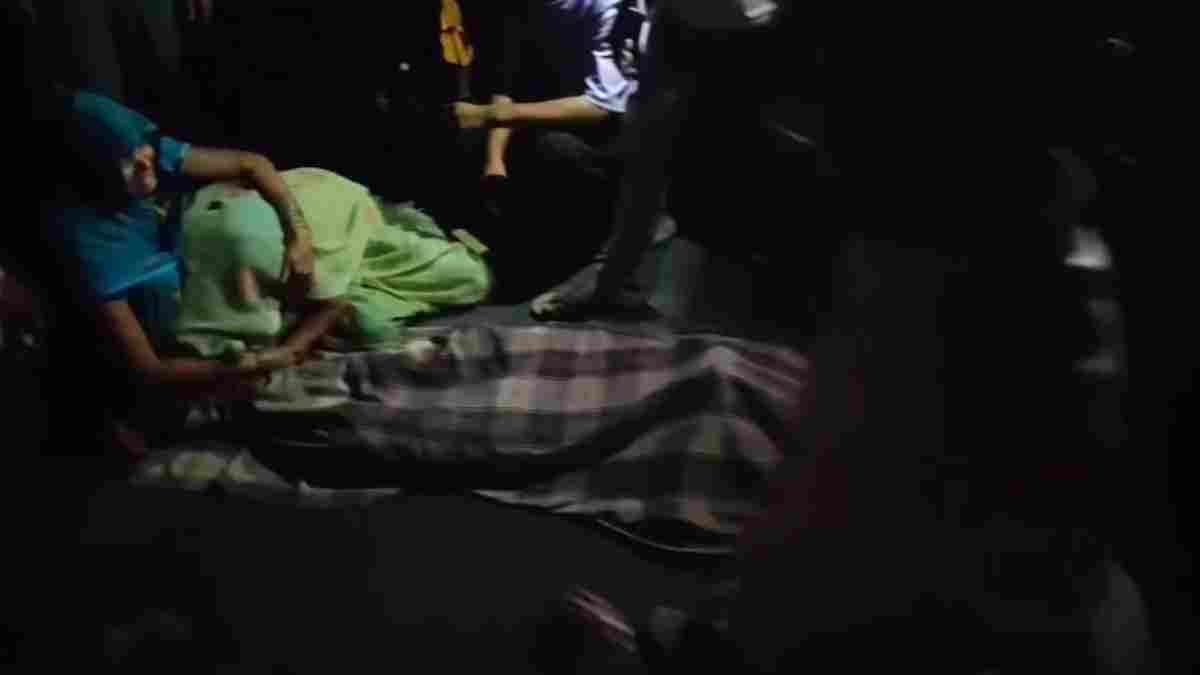 तेज रफ्तार ट्रेलर बना काल: घर में सो रहे युवक की दर्दनाक मौत, ग्रामीणों का फूटा गुस्सा 