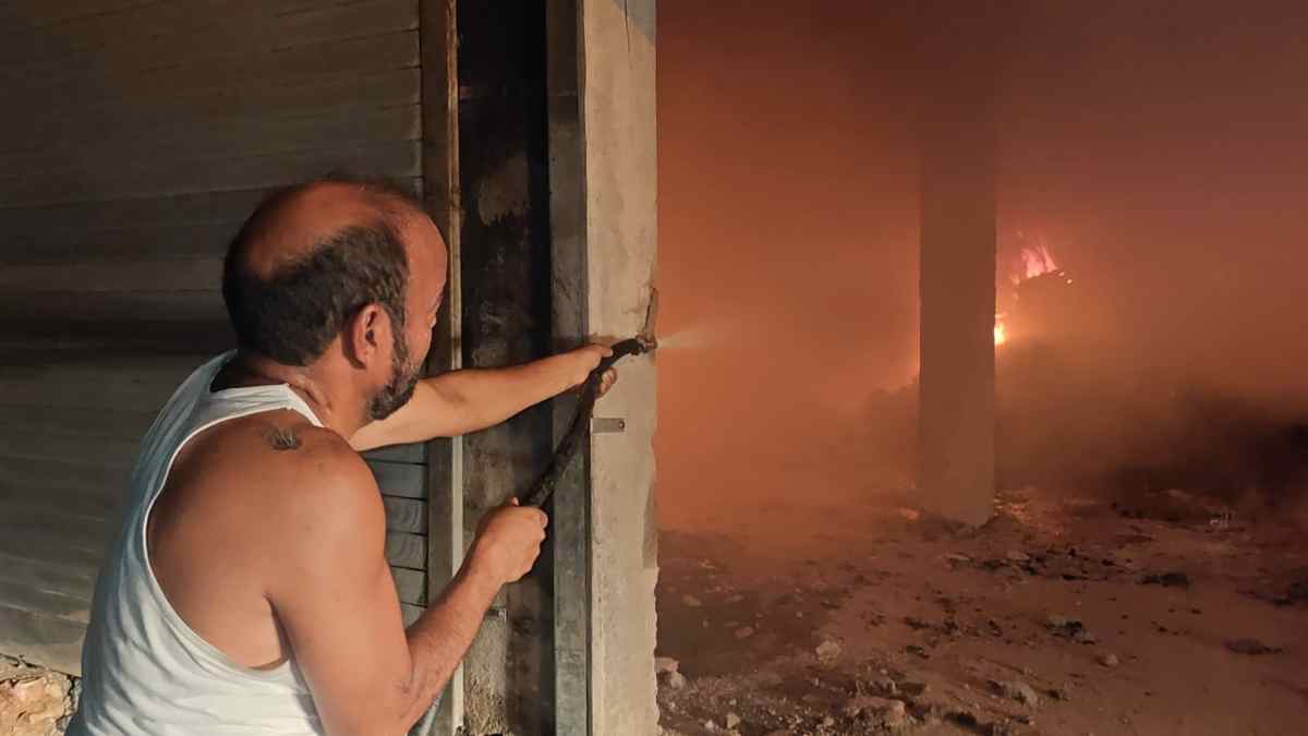 रिहायशी इलाके में स्थित साड़ी गोदाम में लगी भीषण आग, 15 लाख से अधिक का नुकसान; फायर ब्रिगेड की व्यवस्था पर उठे सवाल