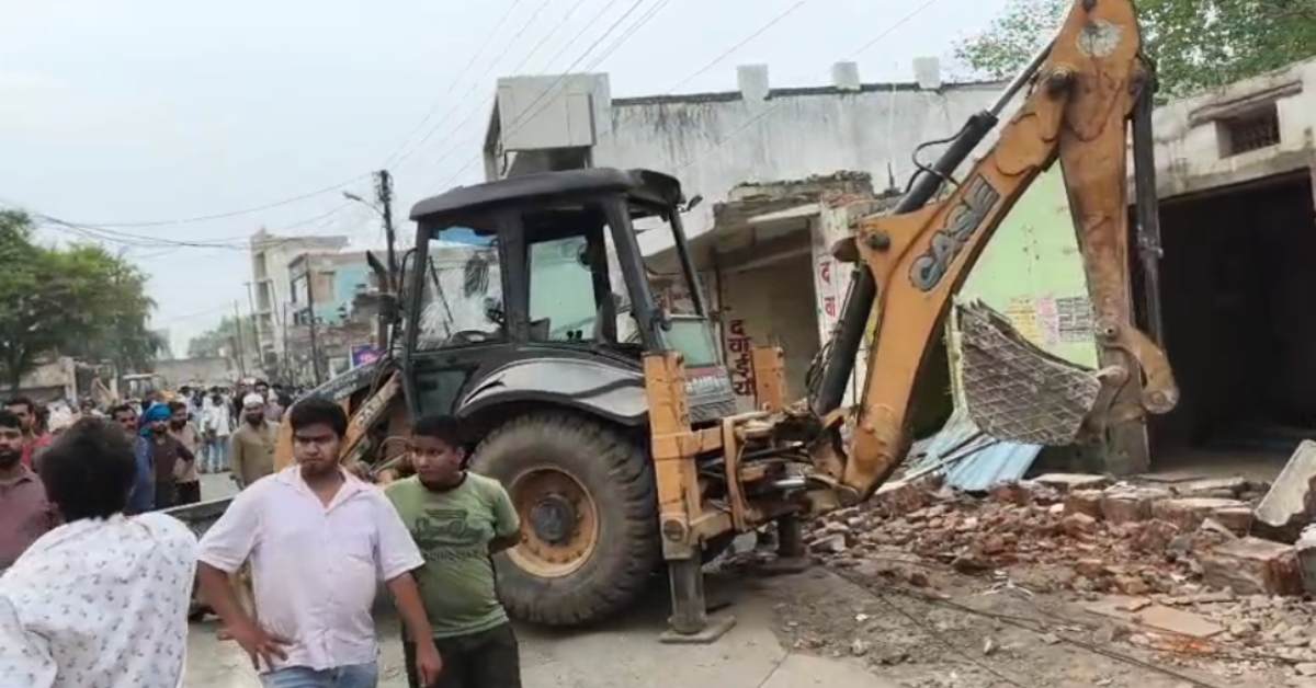 शहडोल में अतिक्रमण हटाने के दौरान हादसा: मलबा गिरने से व्यक्ति गंभीर; आक्रोशित परिजनों ने JCB पर किया पथराव
