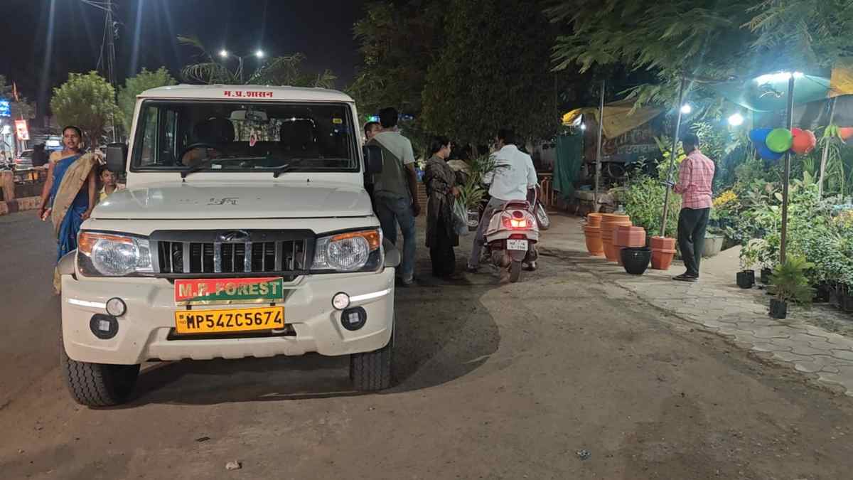 एक तरफ डीजल बचत की रैली, दूसरी तरफ सरकारी गाड़ी से डीजल जलाकर पौधे खरीदने पहुंचे रेंजर साहब 
