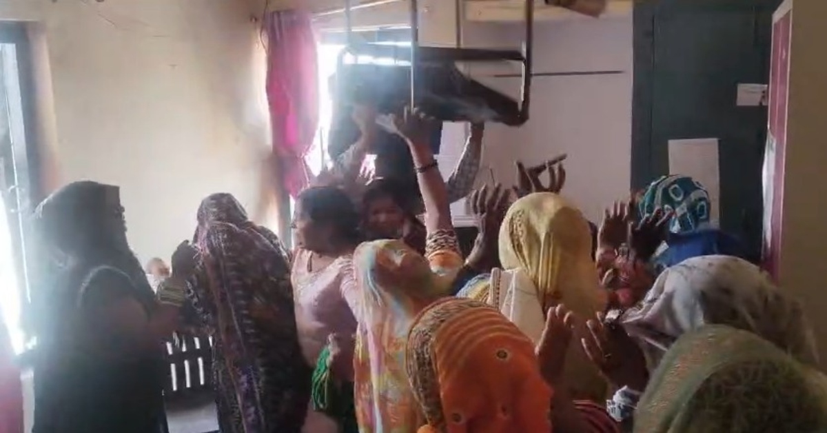 टीकमगढ़ में महिलाओं पर बरसीं कुर्सियां, वीडियो वायरल होने के बाद 5 बिजली कर्मचारियों पर FIR