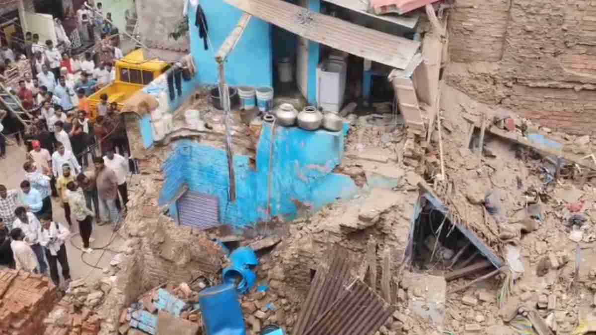 उज्जैन में ताश के पत्तों की तरह भरभराकर गिरा 2 मंजिला मकान, दबने से बच्चे की मौत, 5 लोग गंभीर, मची अफरा-तफरी